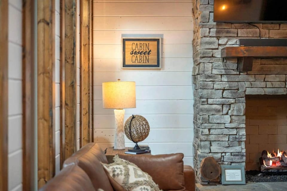 5 Bedroom - Four En-Suite & Bunk Loft w/half bath House in Broken Bow