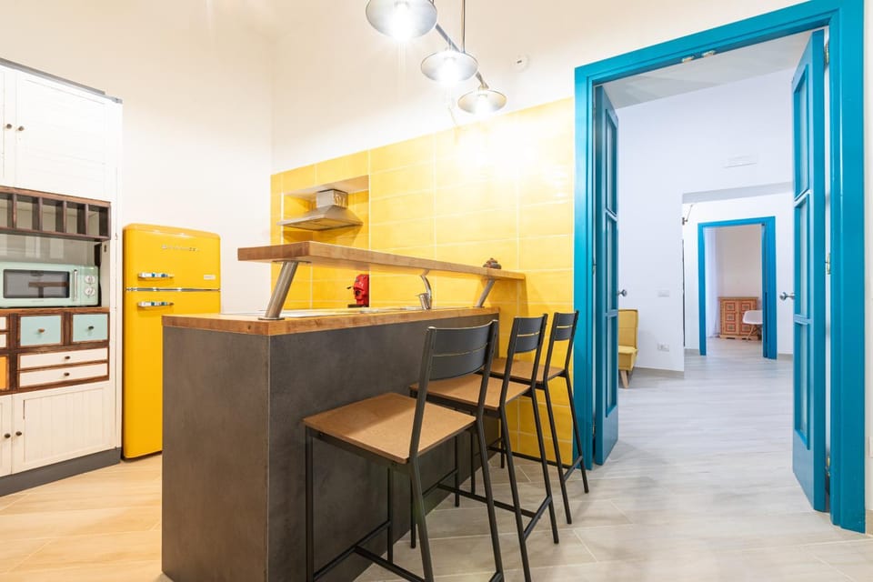 Kitchen or kitchenette, Dining area, oven