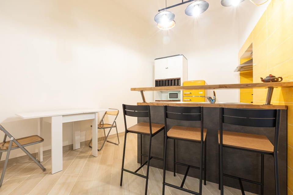 Kitchen or kitchenette, Dining area, oven