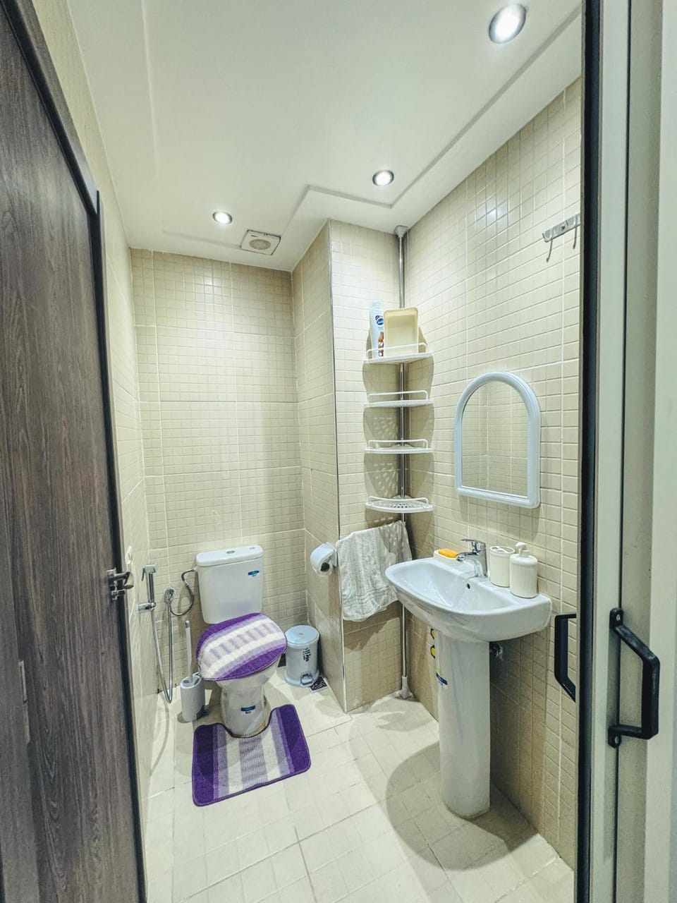 Shower, Toilet, Bathroom, bidet, towels