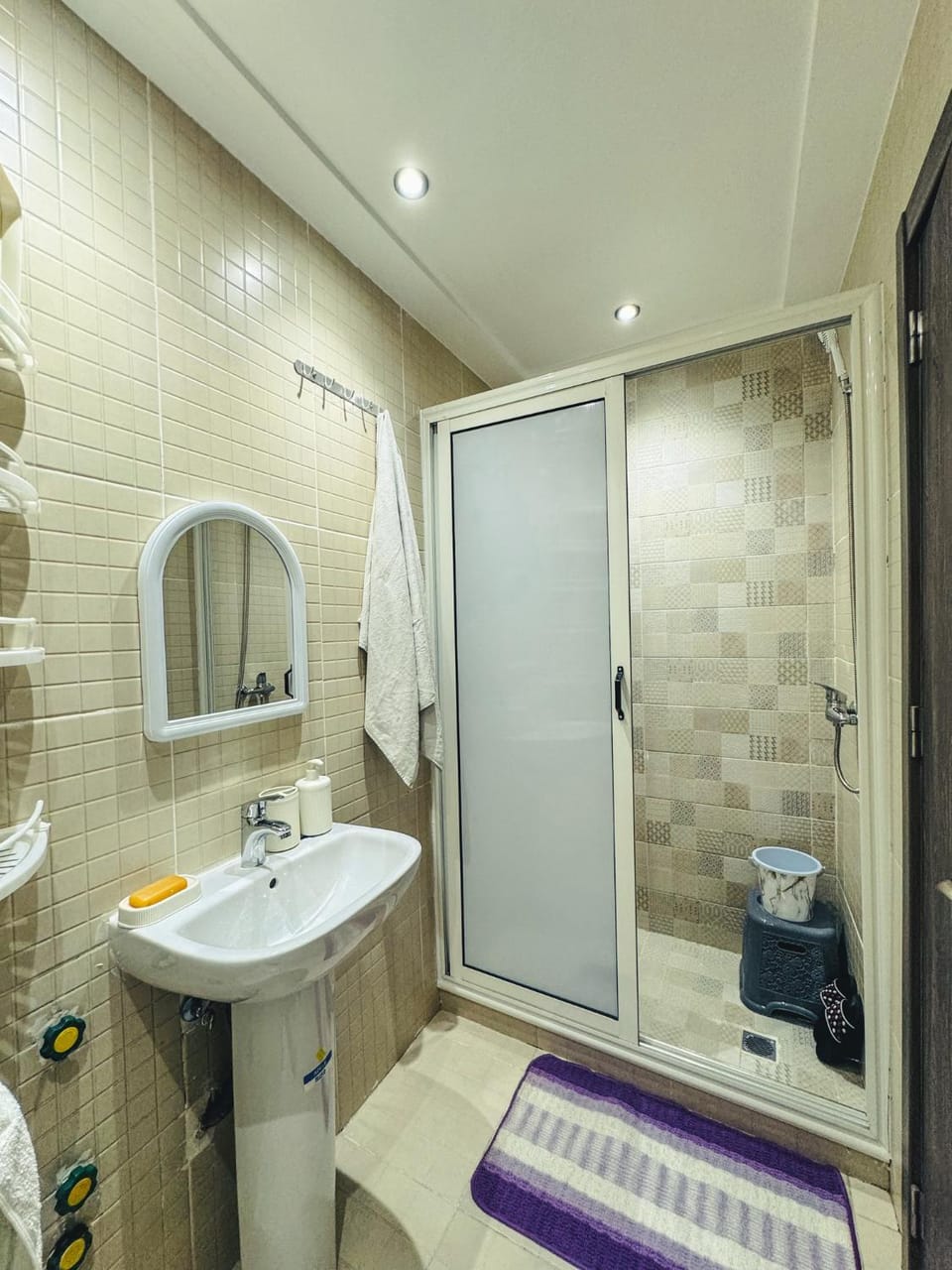 Shower, Toilet, Bathroom, towels