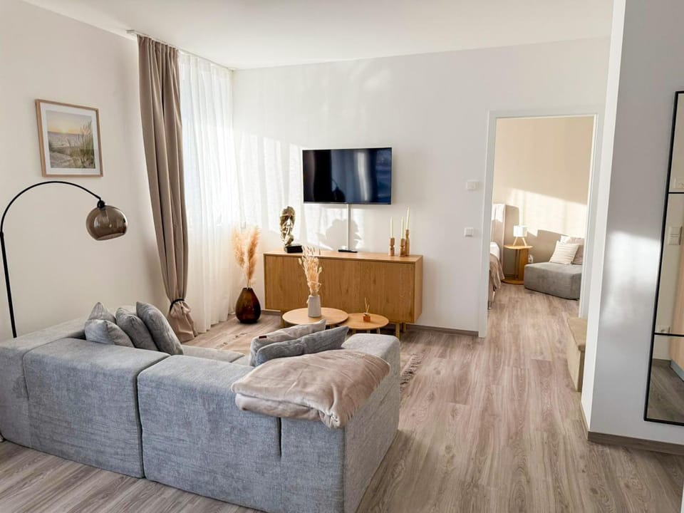 Bed, TV and multimedia, Living room, Photo of the whole room, Seating area