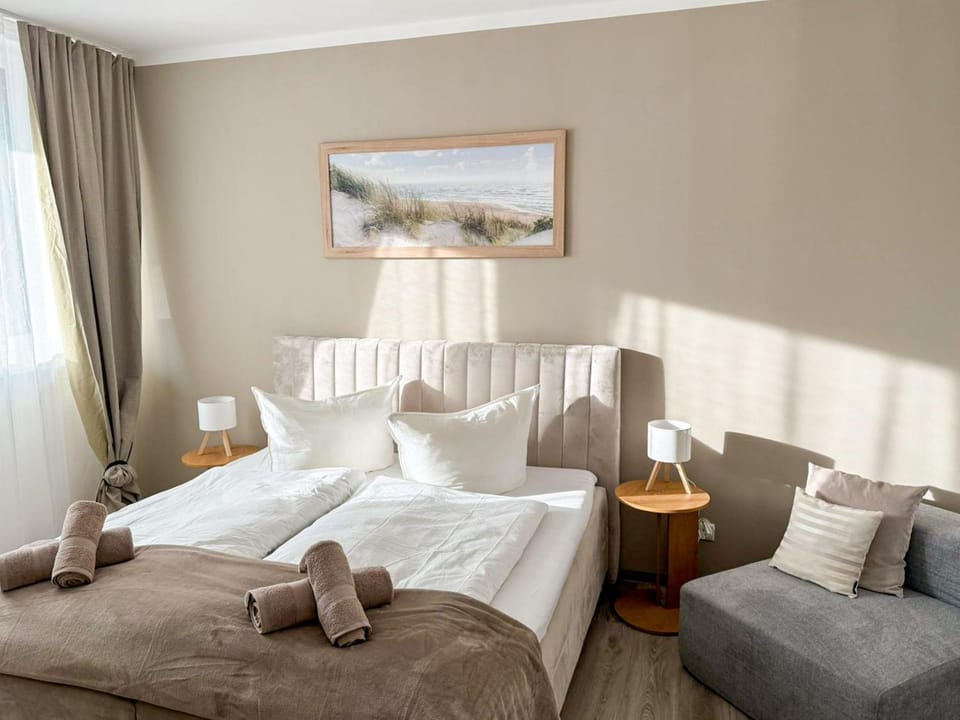 Bed, Photo of the whole room, Seating area, Bedroom, towels