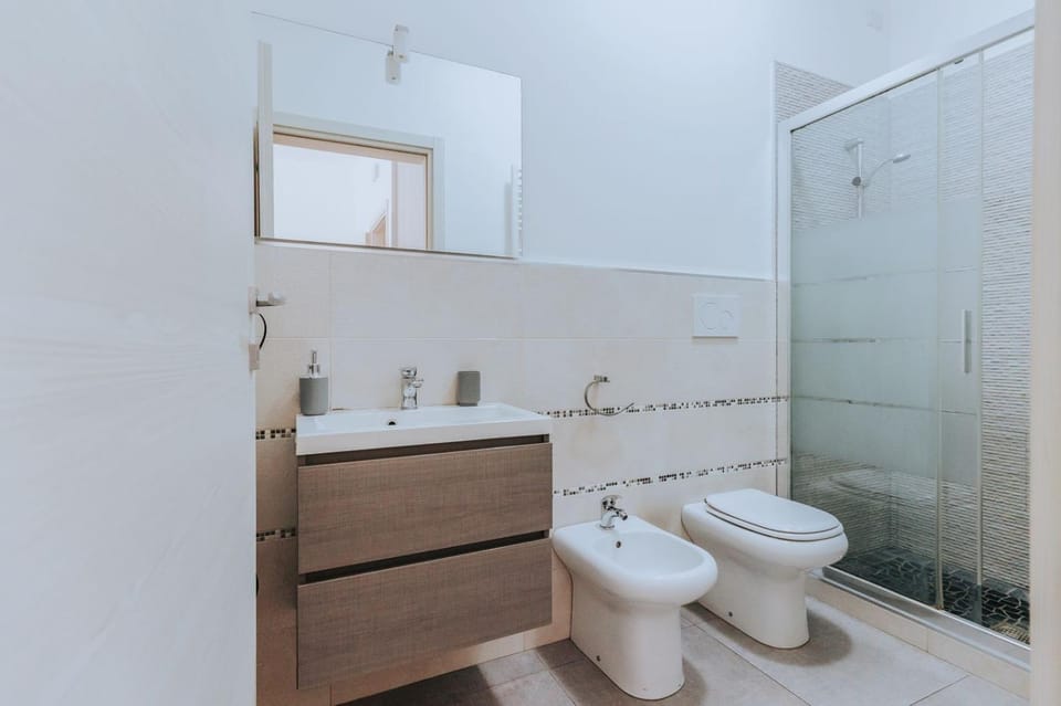 Toilet, bidet