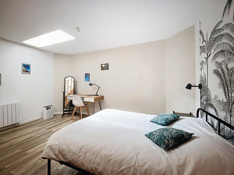Bed, Photo of the whole room, Bedroom