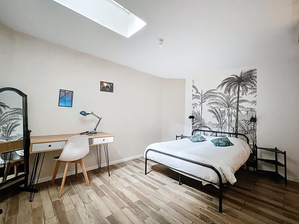 Bed, Photo of the whole room, Bedroom
