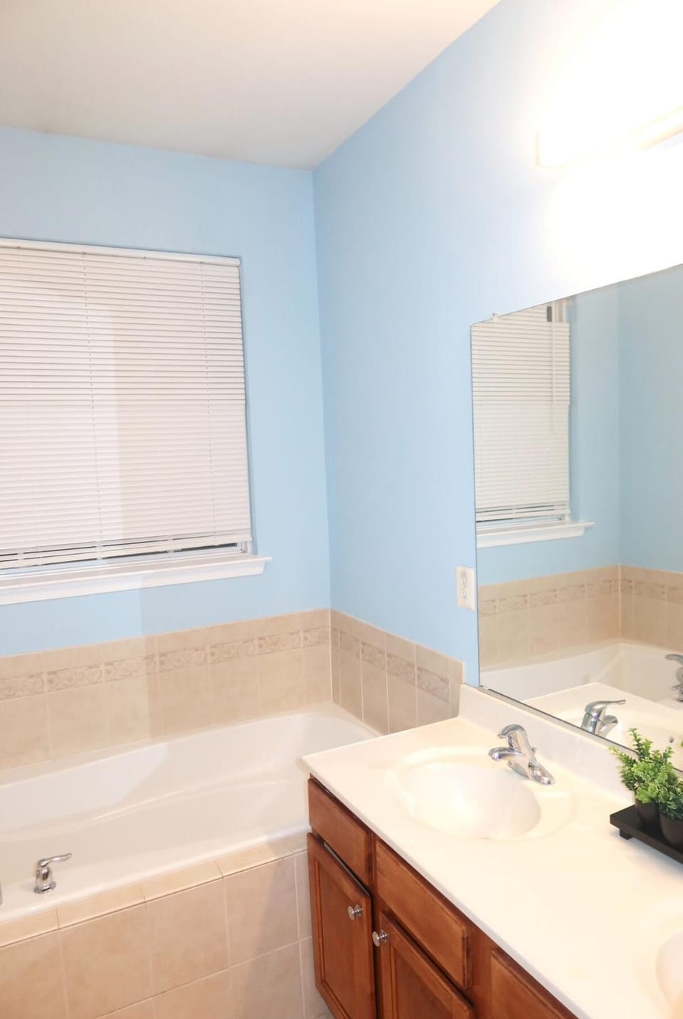Large 4-Bedroom Entire Home with Two Living Rooms House in Maryland