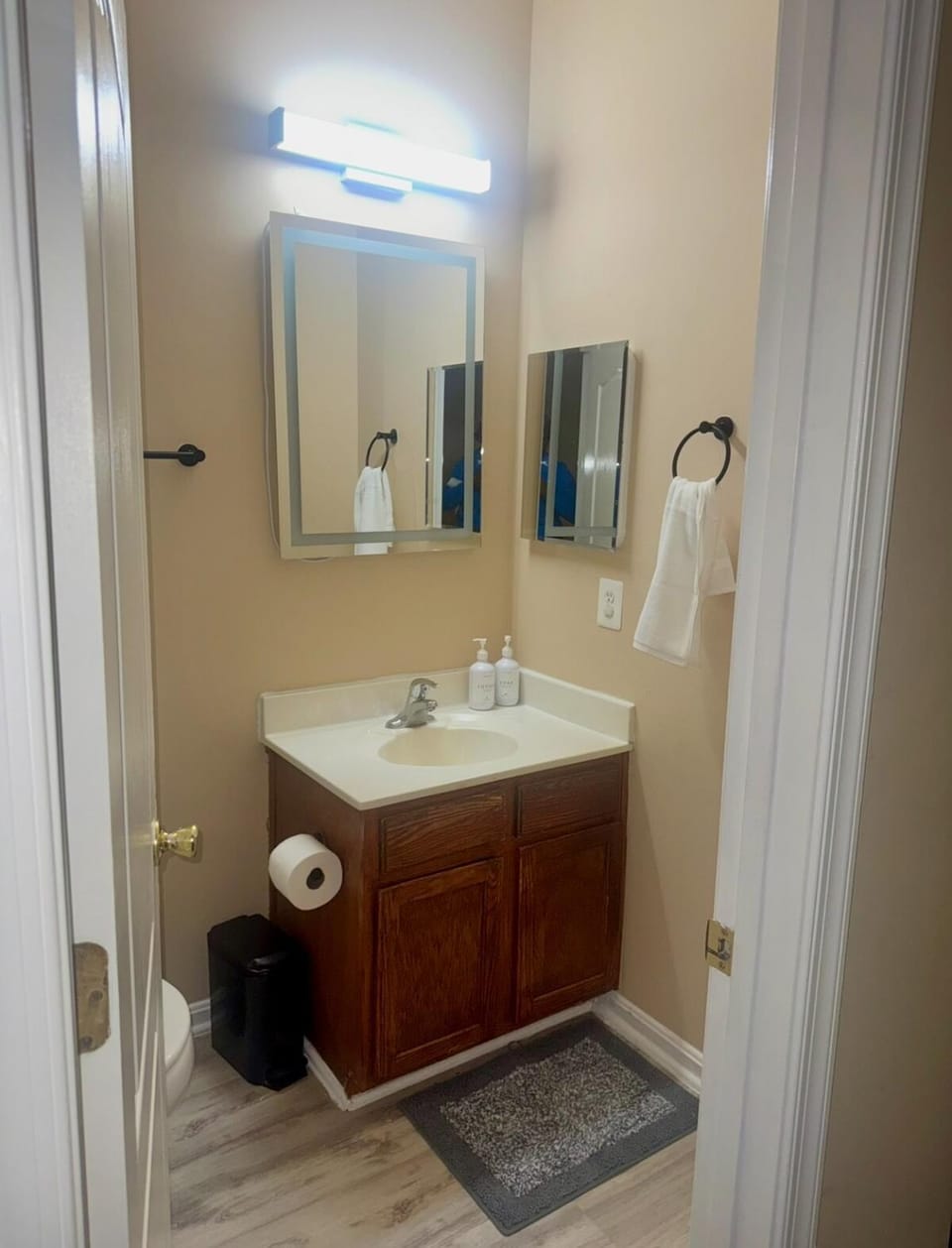 Large 4-Bedroom Entire Home with Two Living Rooms House in Maryland