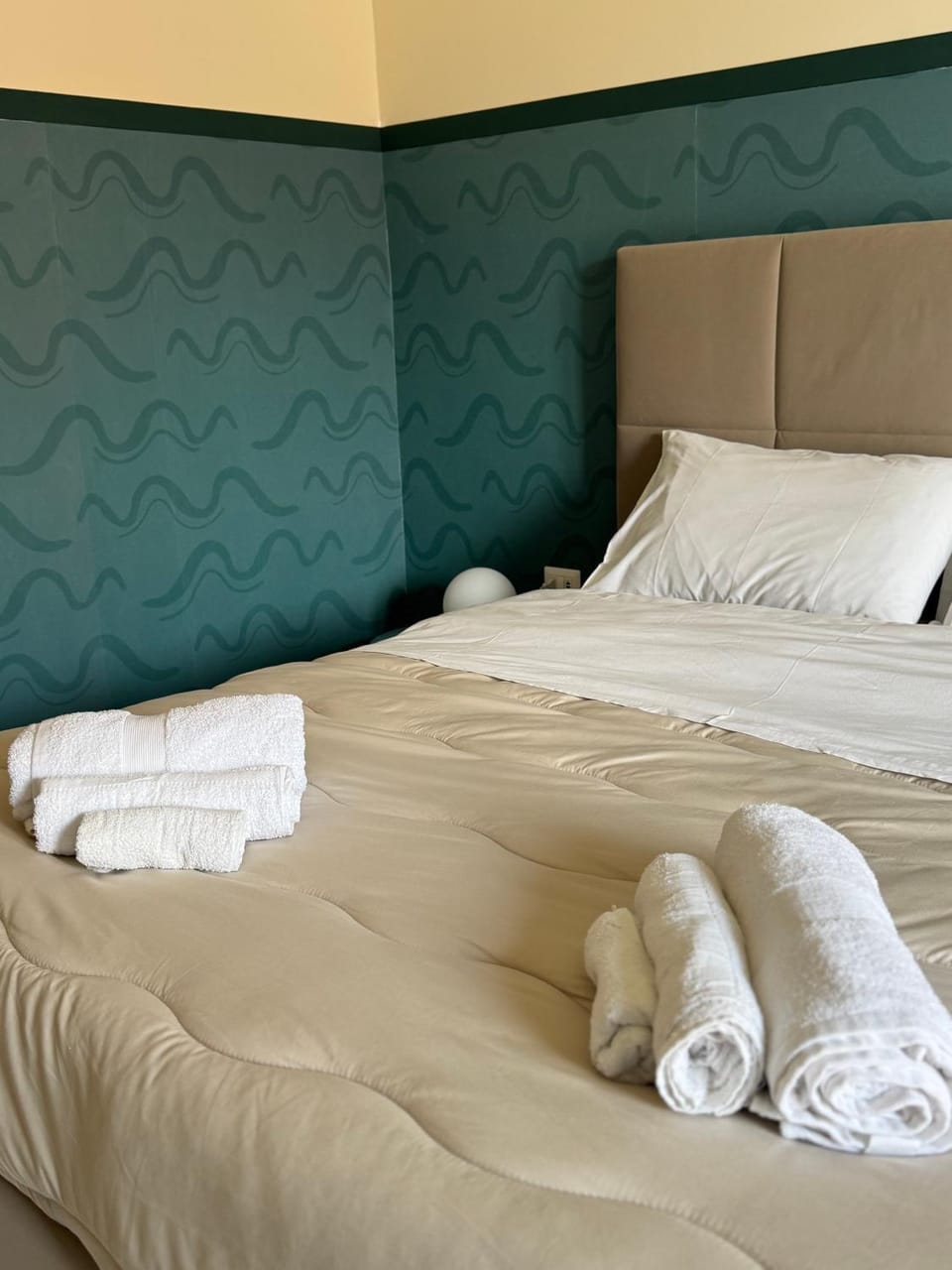 Bed, Photo of the whole room, Bedroom, towels