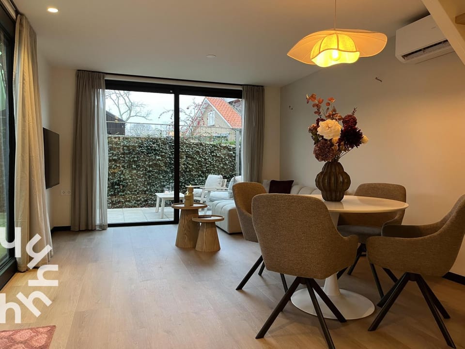 Living room, Seating area, Dining area, air conditioner