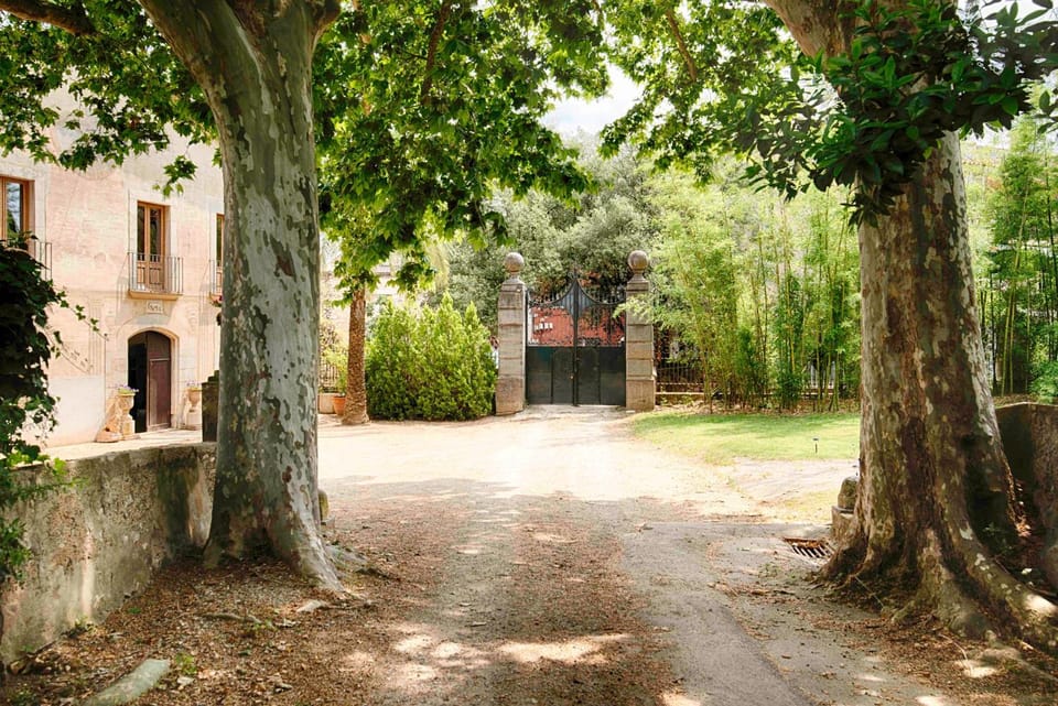 Property building, Facade/entrance, Spring, Neighbourhood, Natural landscape, Garden, On site, Garden view, Street view