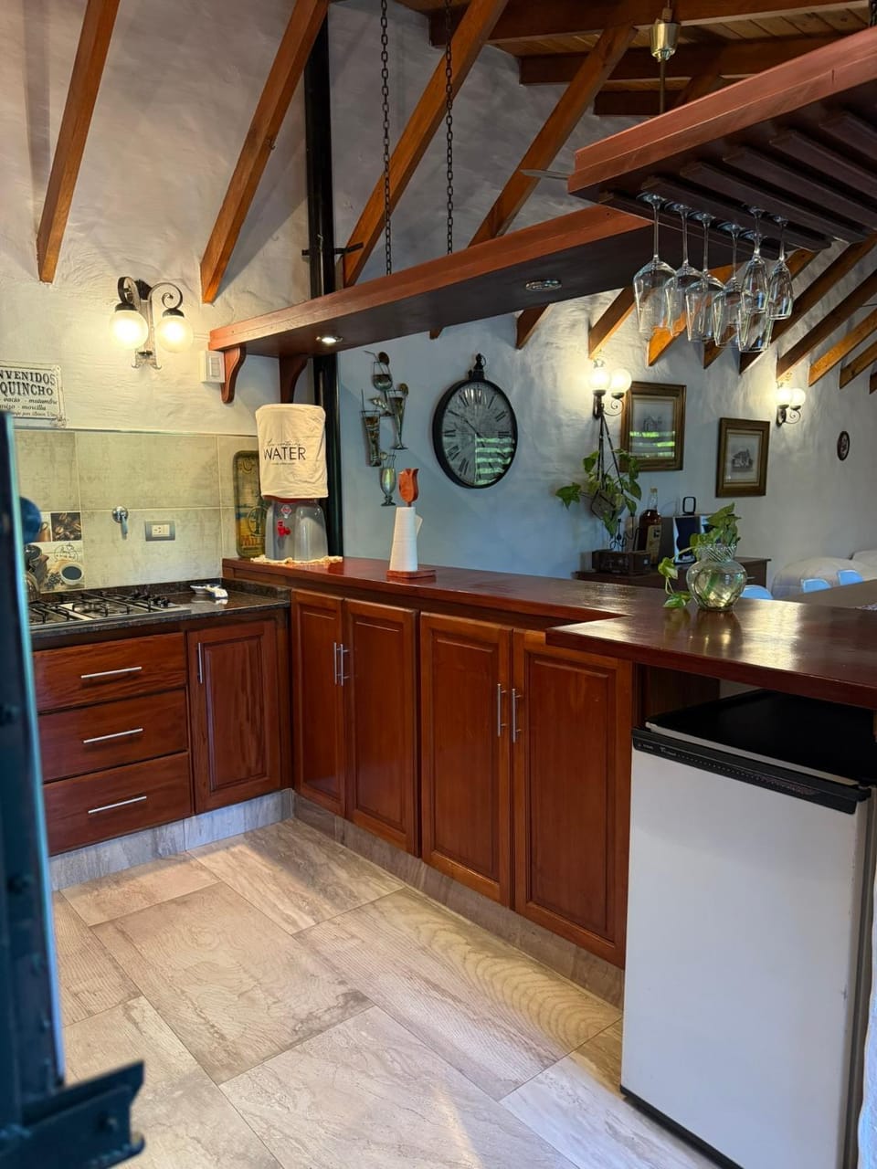 Kitchen or kitchenette, minibar, stove