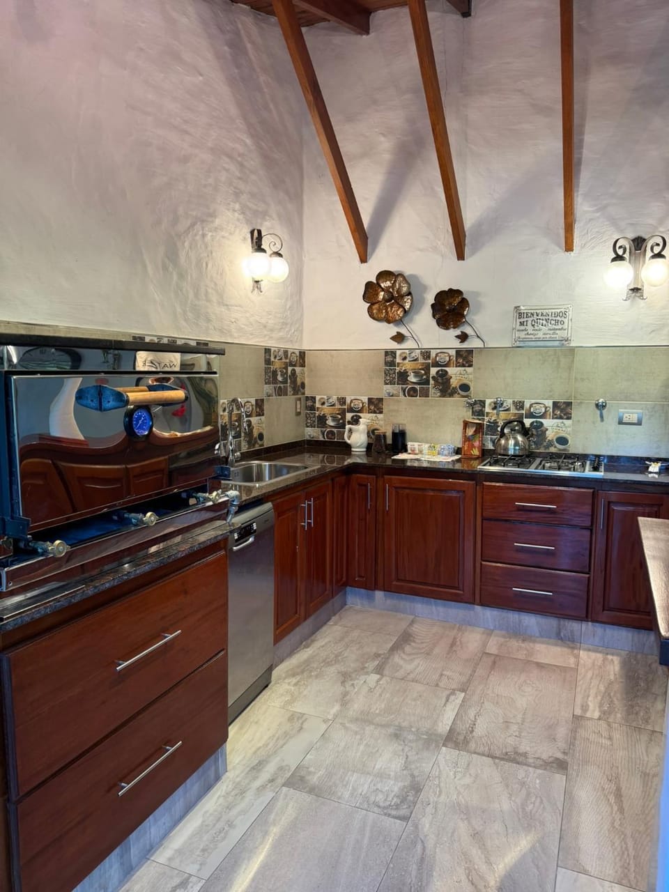 Coffee/tea facilities, Kitchen or kitchenette, minibar, stove
