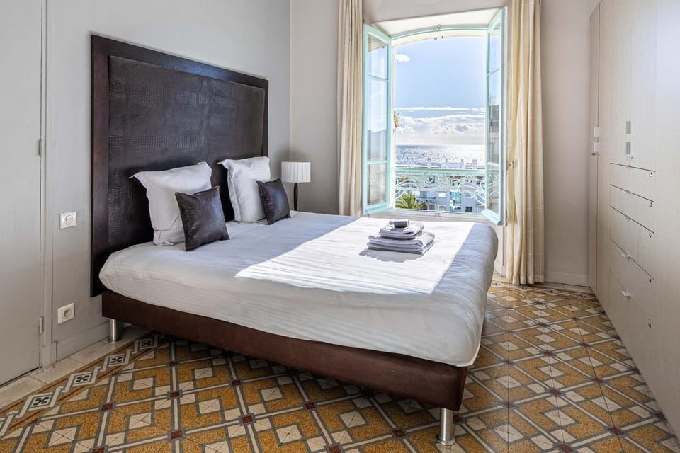 Bed, Photo of the whole room, Bedroom, storage, towels