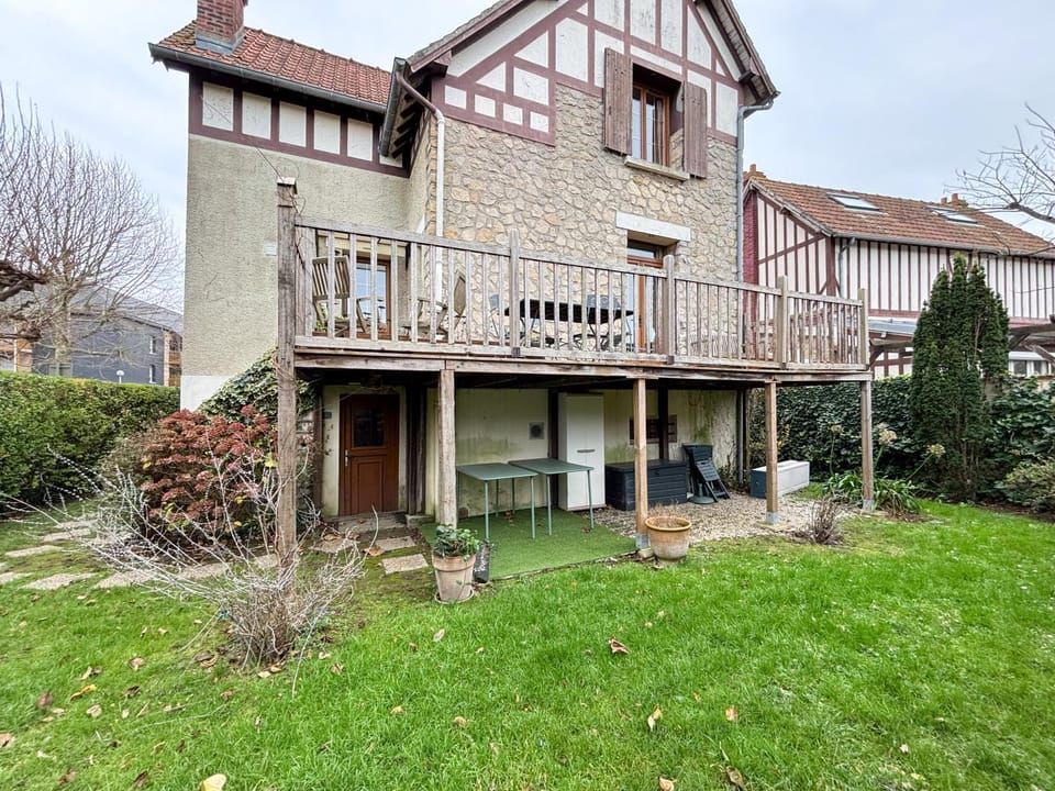 Property building, Spring, Day, Garden, Garden view