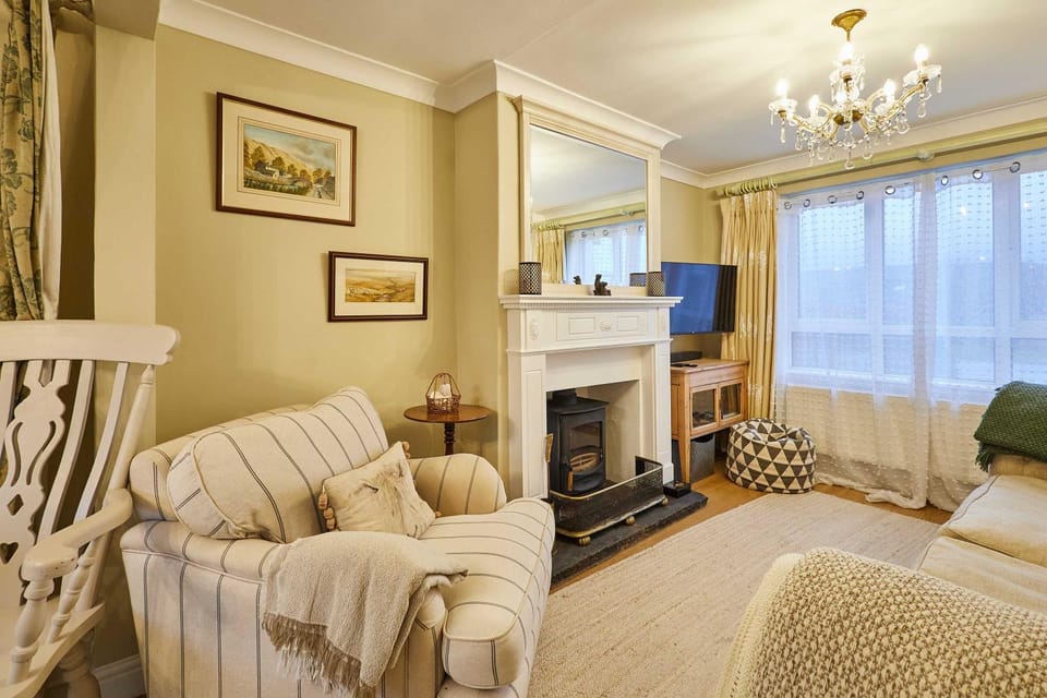 TV and multimedia, Living room, Seating area, fireplace