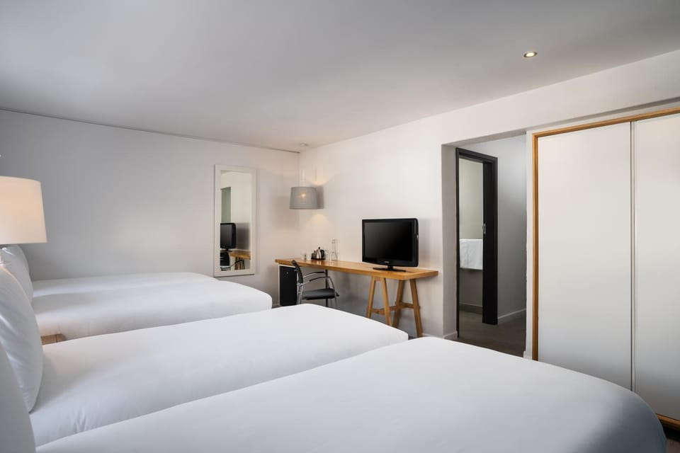 Bed, TV and multimedia, Photo of the whole room, Bedroom, wardrobe
