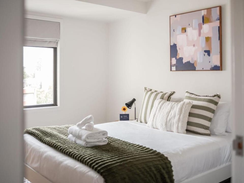 Bed, Photo of the whole room, Bedroom, towels