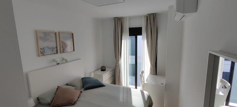 Bed, Photo of the whole room, Seating area, Bedroom, air conditioner