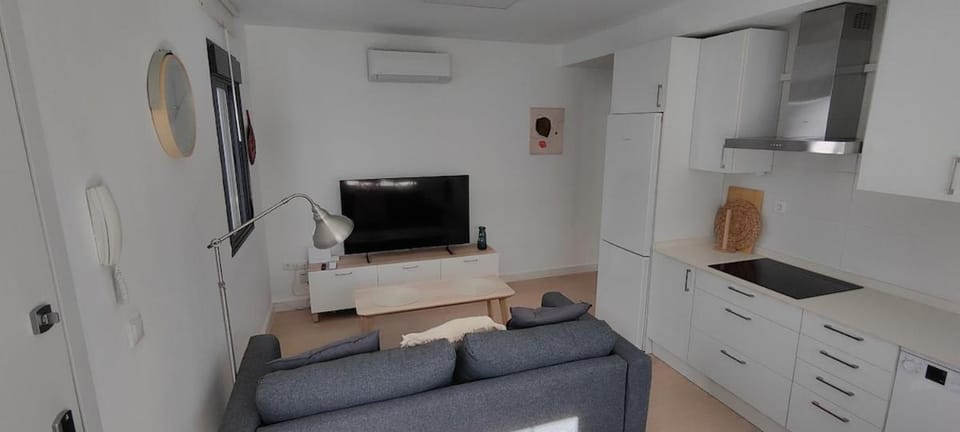 TV and multimedia, Photo of the whole room, air conditioner