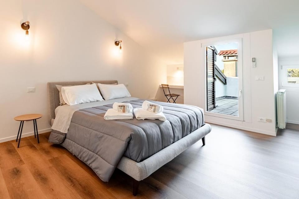 Bed, Photo of the whole room, Bedroom, towels