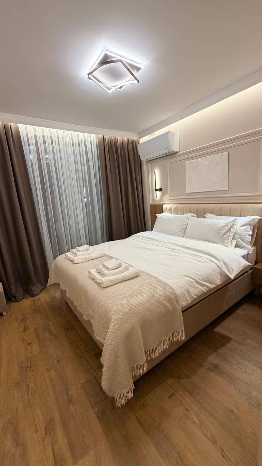 Bed, Photo of the whole room, Bedroom, towels