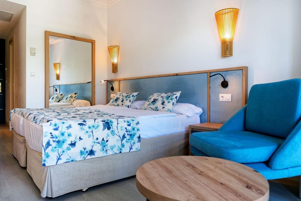 Bed, Seating area, Bedroom