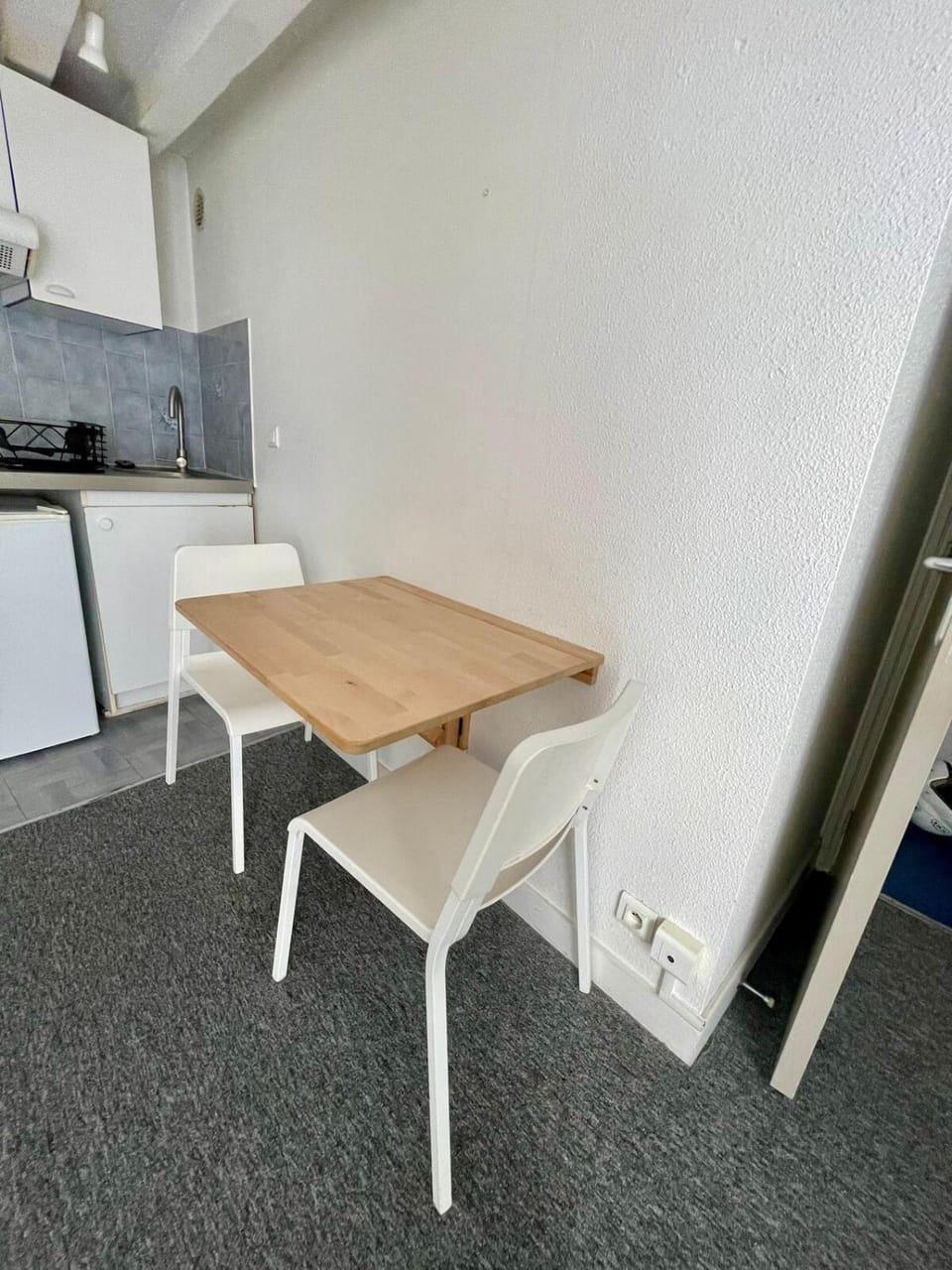 Kitchen or kitchenette, Dining area, stove