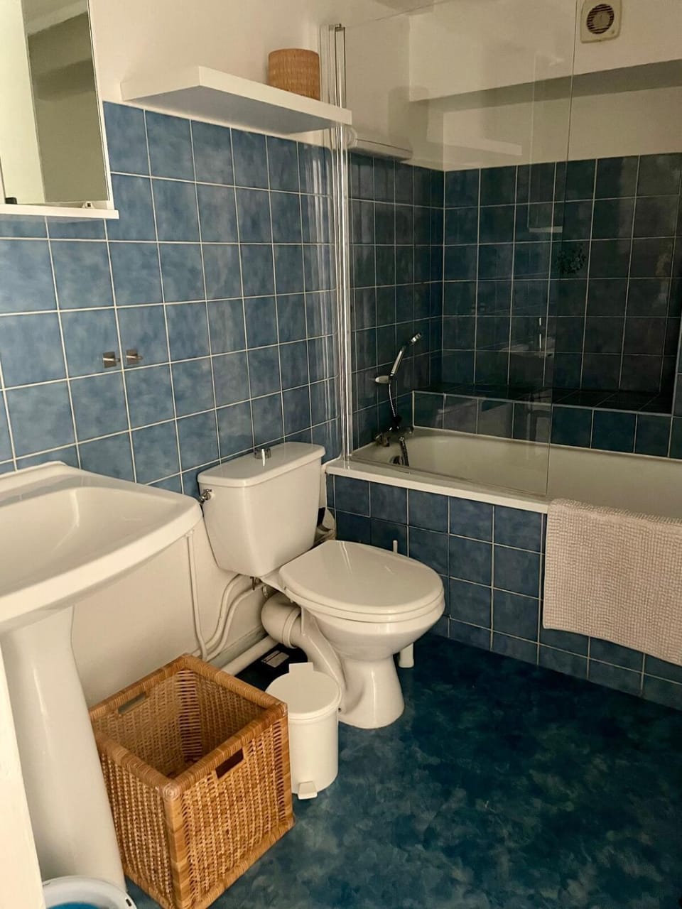 Toilet, Bathroom, towels