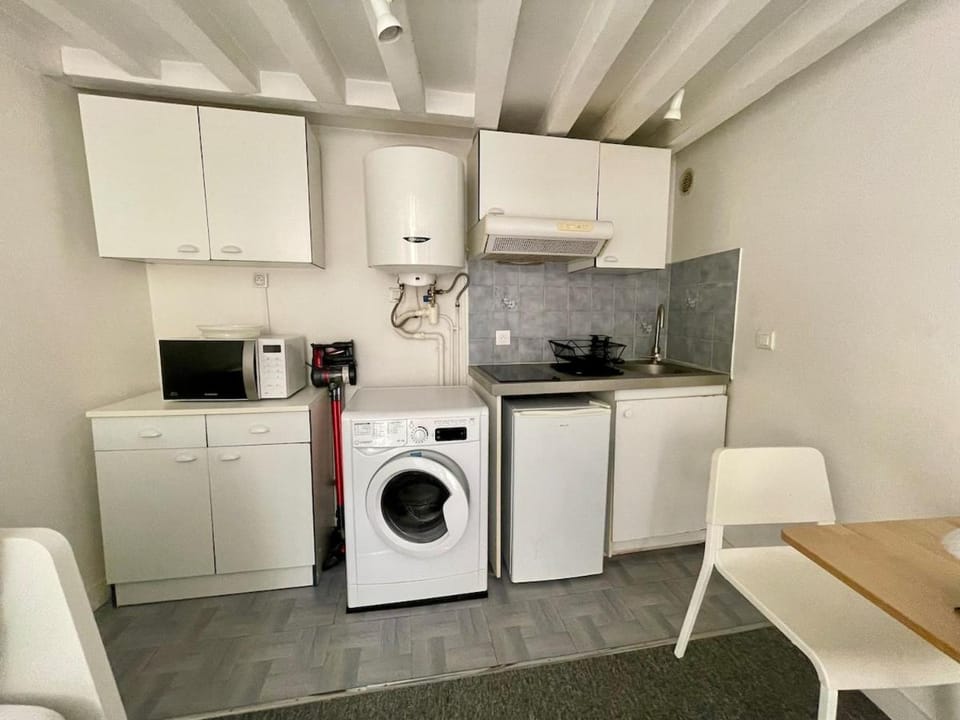 Kitchen or kitchenette, Dining area, pet friendly, stove, washing machine, dryer