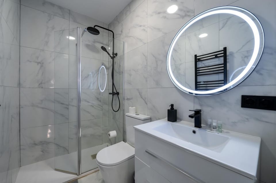 Shower, Toilet, Bathroom, towels