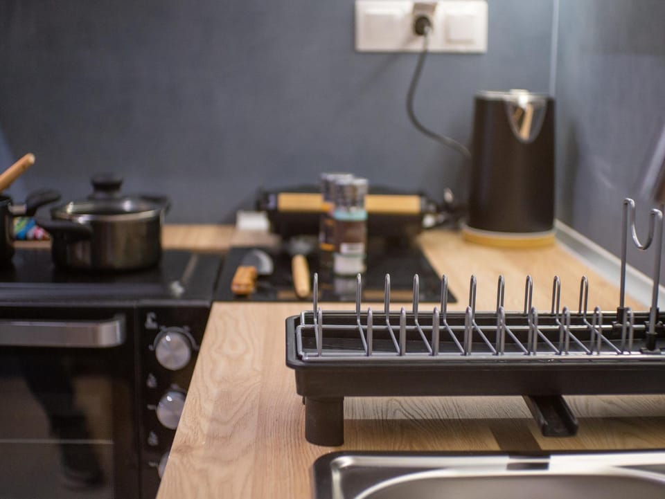 Coffee/tea facilities, Kitchen or kitchenette, stove