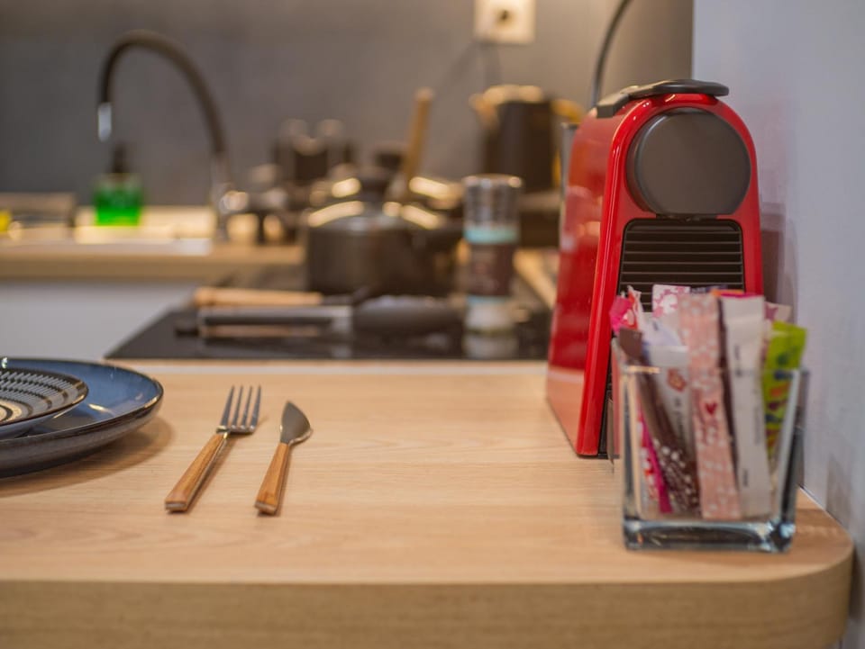 Coffee/tea facilities, Kitchen or kitchenette, stove