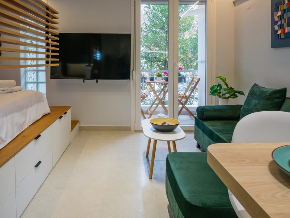 TV and multimedia, Balcony/Terrace, Living room, Seating area, Evening entertainment