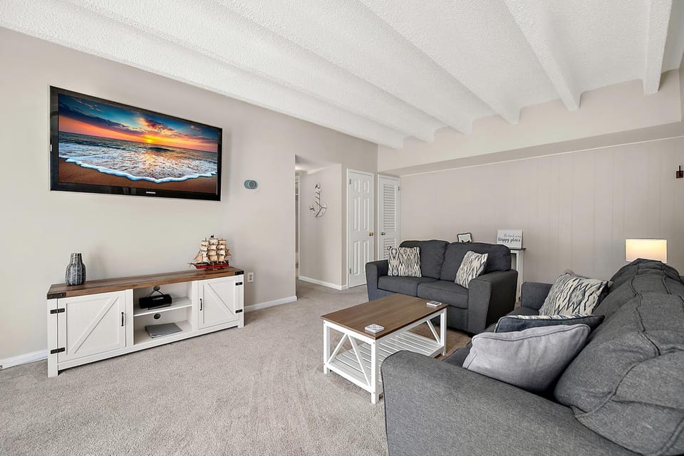 Uptown Ocean City 2BR Condo With Pool! House in Ocean City