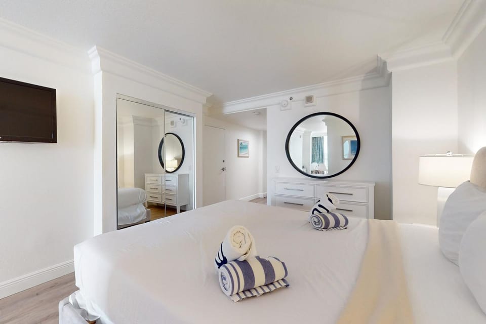 Bed, Bedroom, towels