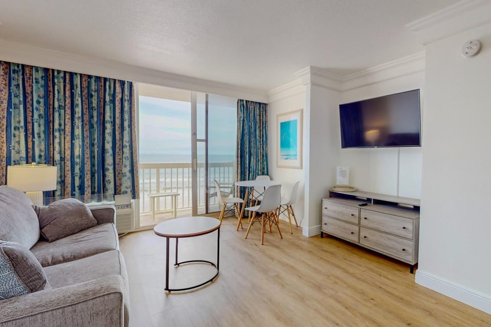 TV and multimedia, View (from property/room), Living room, Seating area, Dining area