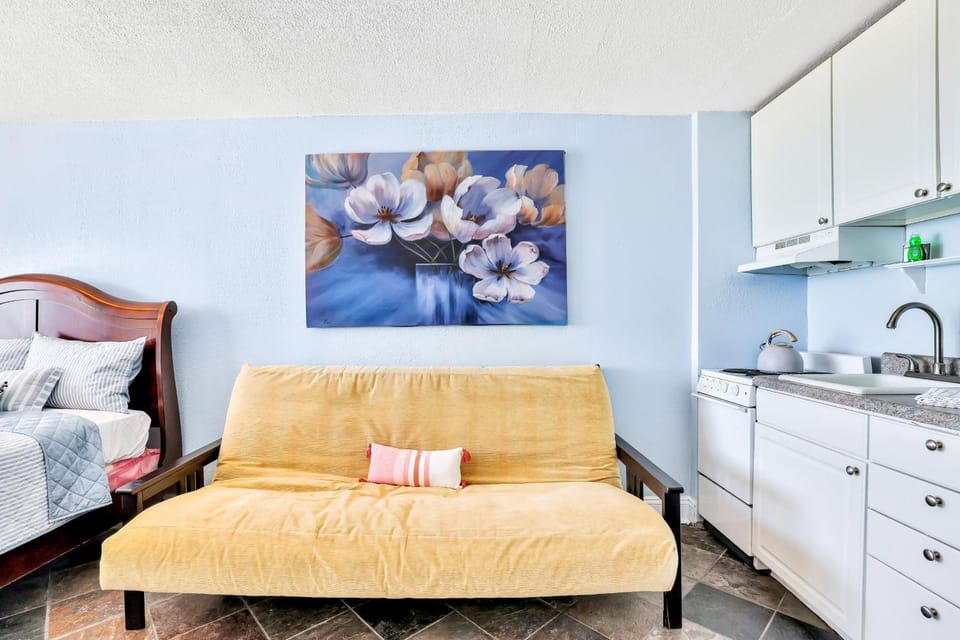 Bed, Kitchen or kitchenette, Seating area, Bedroom