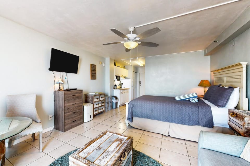 Bed, TV and multimedia, Seating area, Bedroom