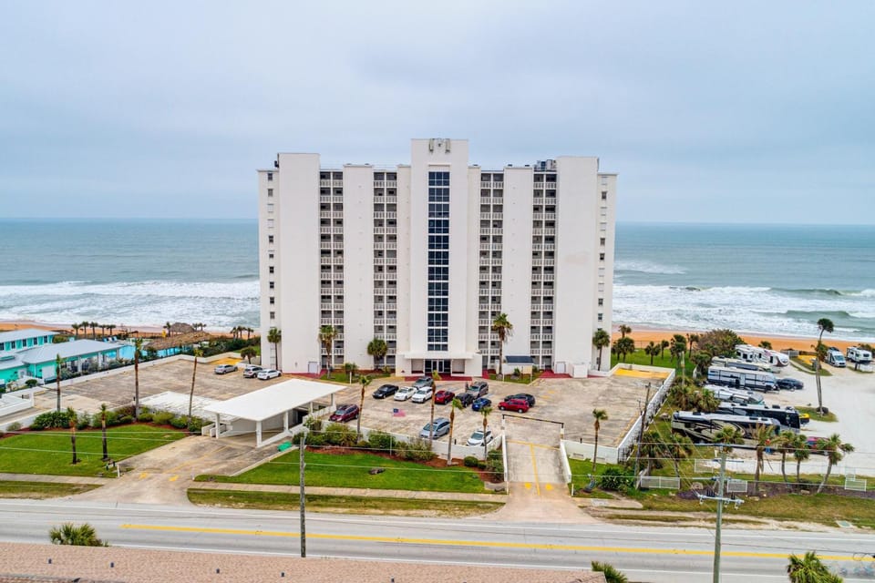 Property building, Day, Bird's eye view, Beach, Pool view, Parking