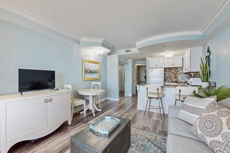 TV and multimedia, Kitchen or kitchenette, Living room, Seating area, Dining area