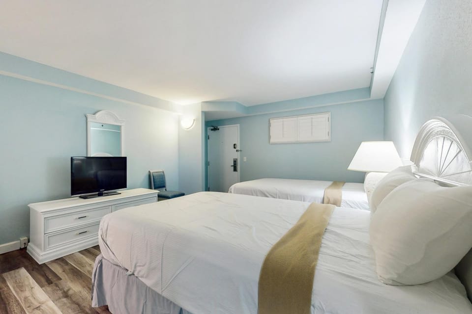 Bed, TV and multimedia, Bedroom