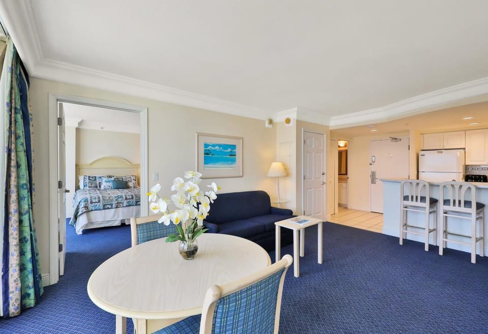 Bed, Kitchen or kitchenette, Seating area, minibar, oven