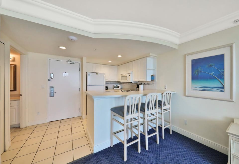 Kitchen or kitchenette, minibar, oven, stove, toaster