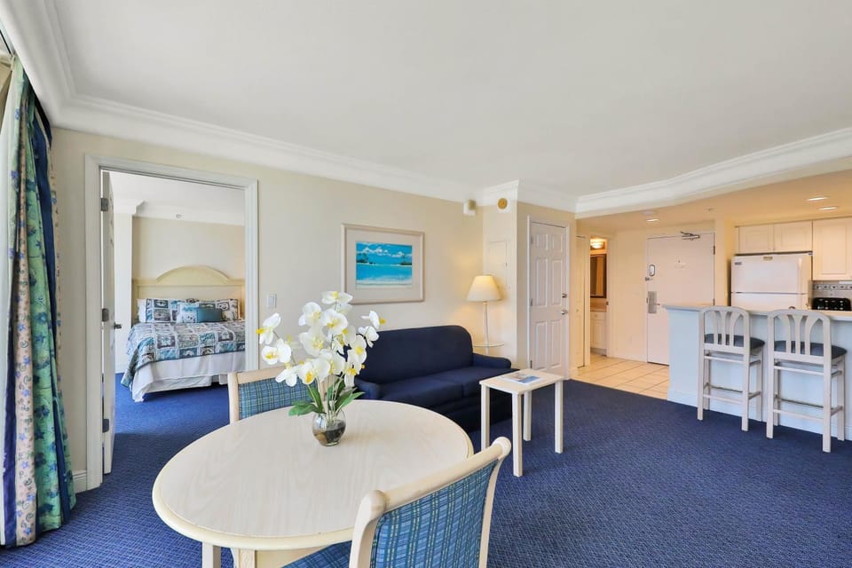Bed, Kitchen or kitchenette, Living room, minibar, oven