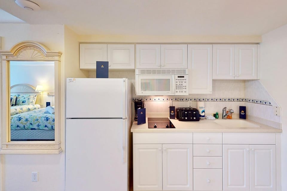 Bed, Kitchen or kitchenette, oven, kitchen