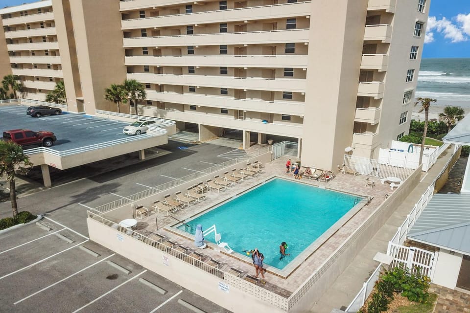 Property building, Day, Swimming pool, sunbed