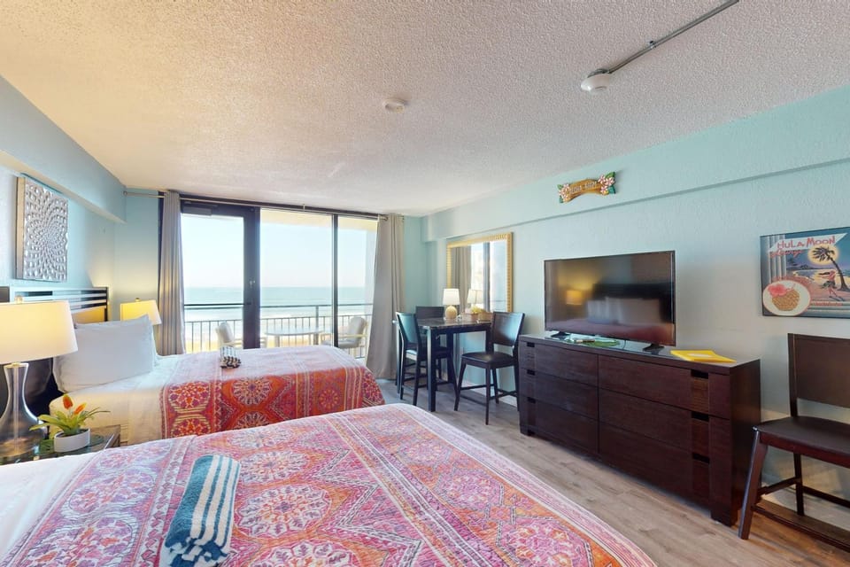 Bed, TV and multimedia, Living room, Seating area, Bedroom