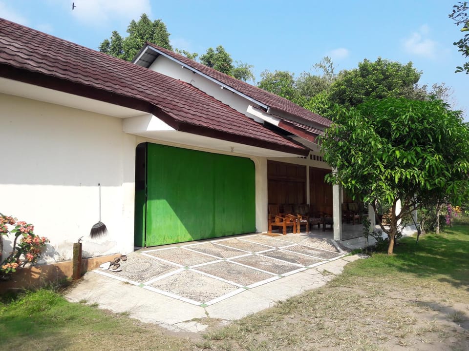 Property building, Patio, Garden