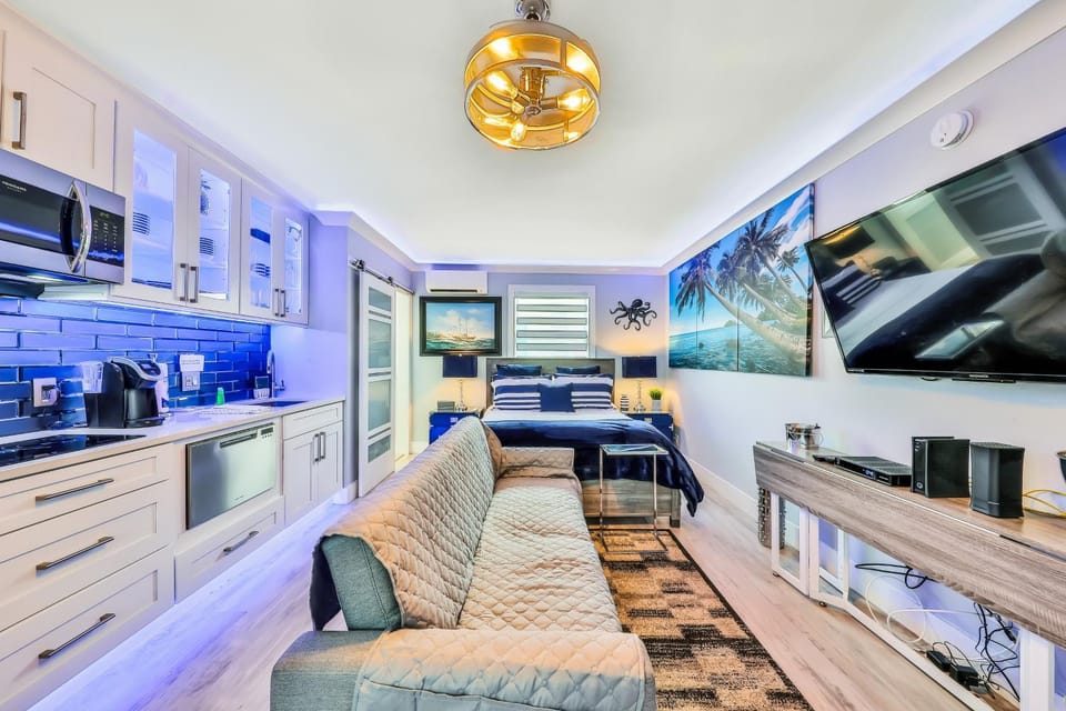 Bed, TV and multimedia, Kitchen or kitchenette, Living room, Seating area